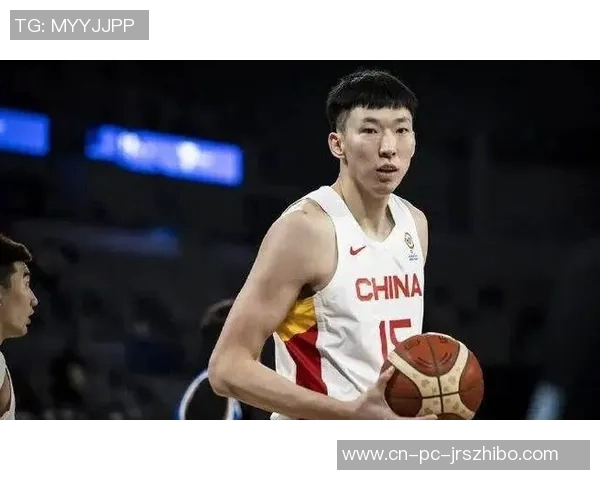 周琦眼部手术后回家休养与孩子共享快乐时光在球场玩耍